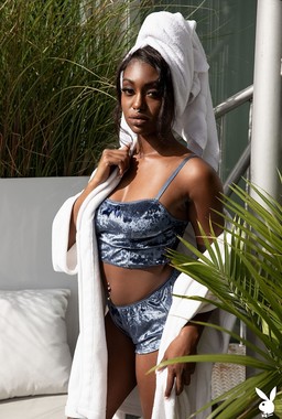 Dark Skinned Model Kashai Grey With Amaing Tits