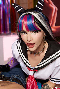 Cosplaying Babe Lola Fae