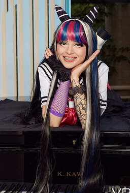 Cosplaying Babe Lola Fae