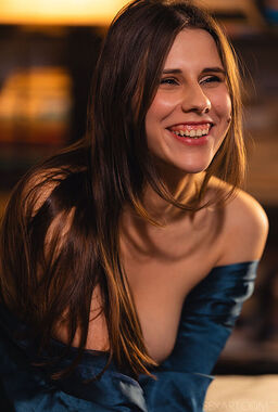 Nude Smiling Beauty Amber Slassh