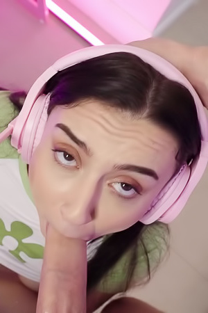 Mandy Muse In Freeuse Fuck With Hot Gamer Roommate