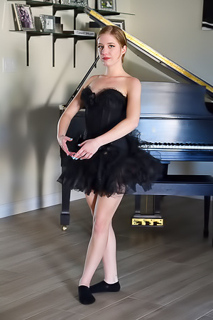 Sexy Chick FTV Dakota Play On Piano