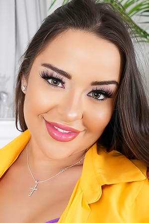 Roxie Richie Show Her Incredible Figure And The Way She Handles Herself