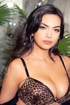 Sensual Emily Kaye Reveals Black Robe Over Leopard Print Lingerie
